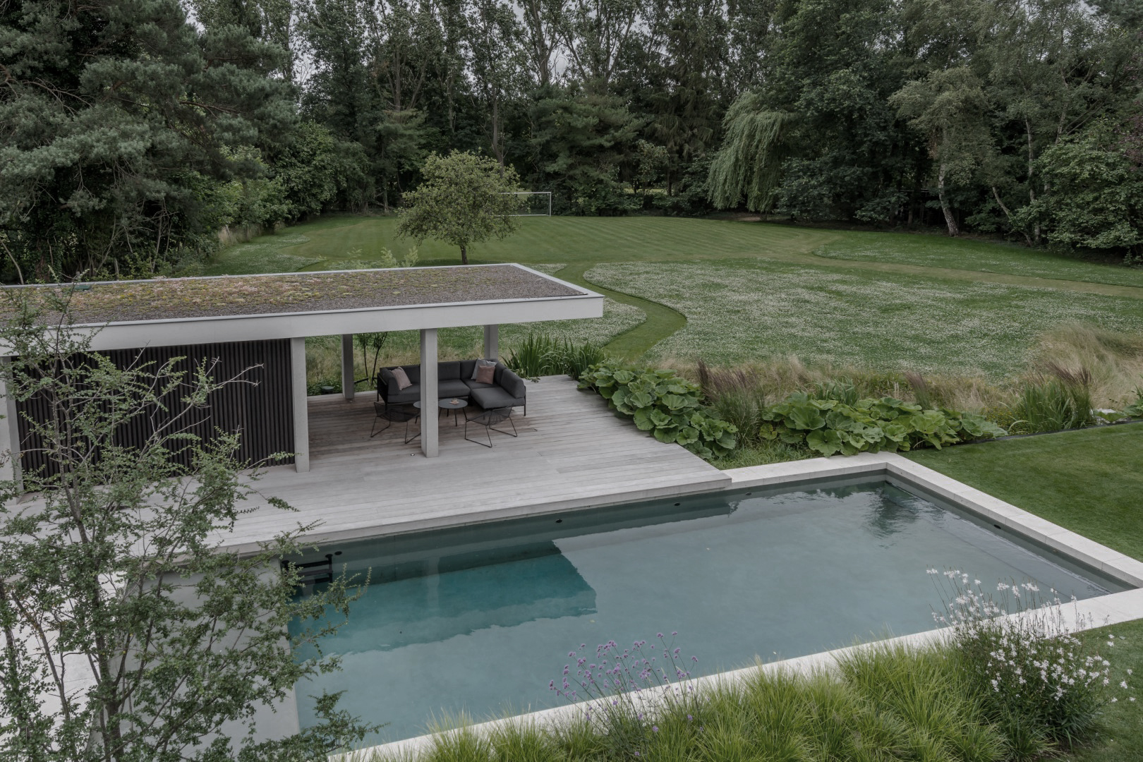 Grote villatuin in niveaus