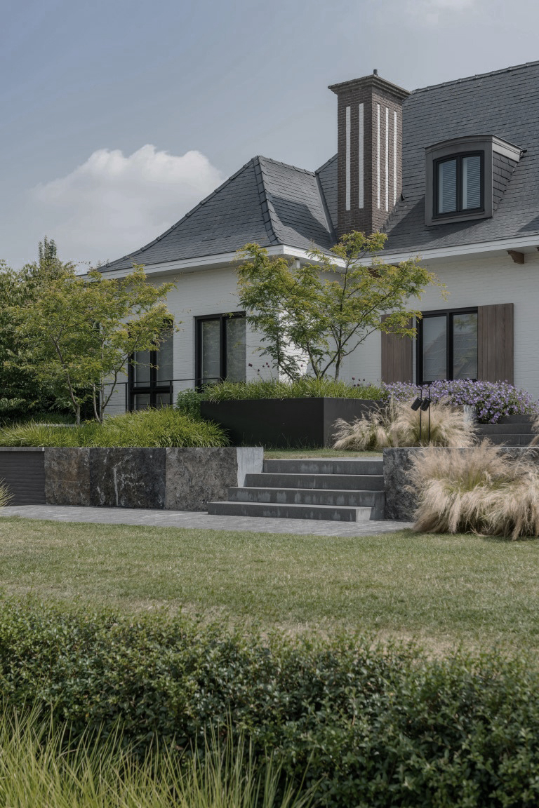 Voortuin met stoere niveauverschillen