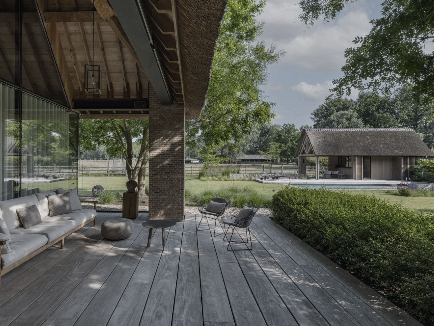Landelijke poolhouse in het groen