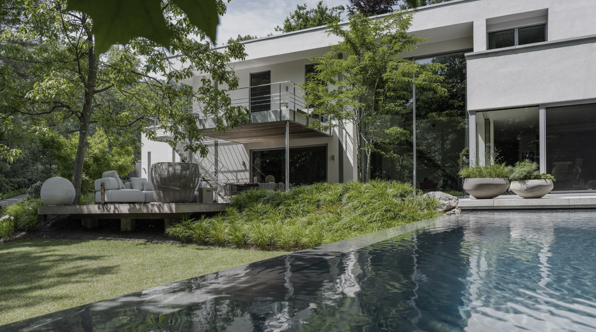 Een moderne villatuin in dialoog met het bos